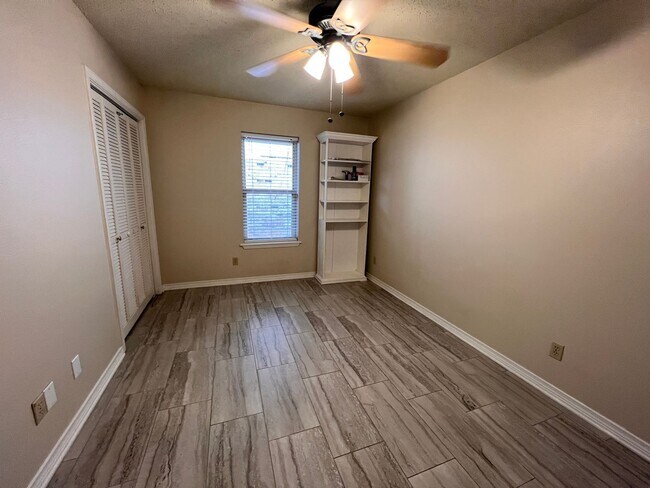 Building Photo - 7642 Chesapeake Dr