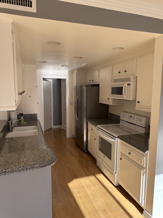 Spacious kitchen granite counters stainless steel - 725 S Barrington Ave