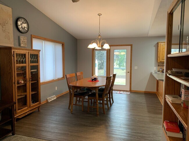 Building Photo - Executive 3 Bedroom Home