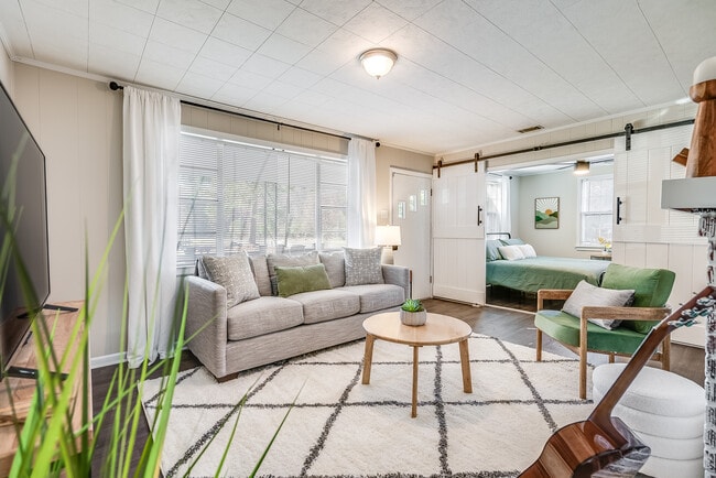 Building Photo - Evora