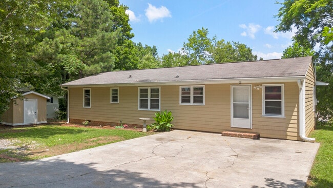Building Photo - 3005 Pine Dr NE