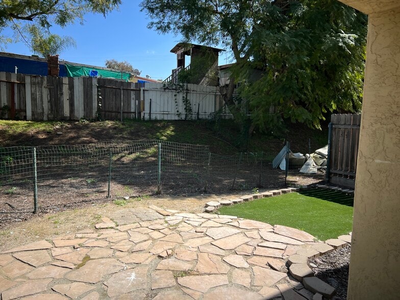 Building Photo - 120 Avenida Las Brisas