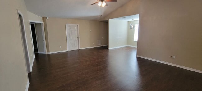 Building Photo - 3 bedroom/2 bath in Palm Grove