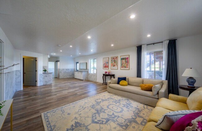 Building Photo - 868 Braddock Lane