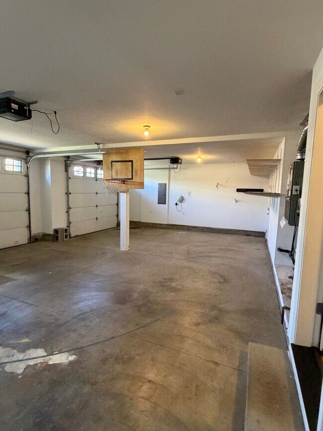 Building Photo - 5 Bedrooms and 2.5 Bathrooms with Views of the Rolling Hills of Corvallis Country Club