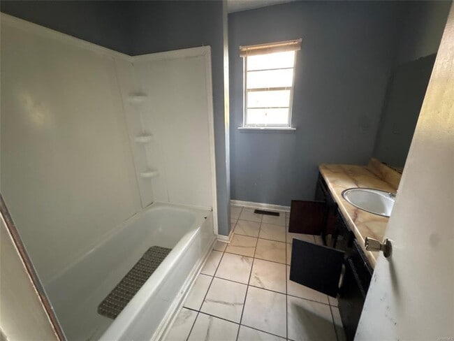 Building Photo - 813 Azalea St