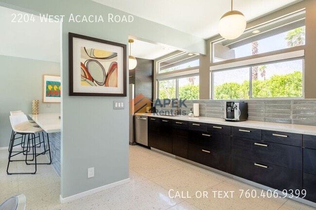 Building Photo - 2204 W Acacia Rd