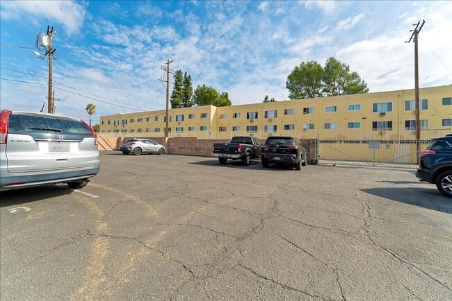 Building Photo - 6114 Cahuenga Blvd