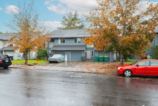 Building Photo - 3 bedroom townhouse with Garage!! Wont last! Call Now!!