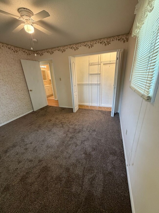 Building Photo - 3 Bedroom | 1 Bathroom | 2 Car Garage | Springfield MO!
