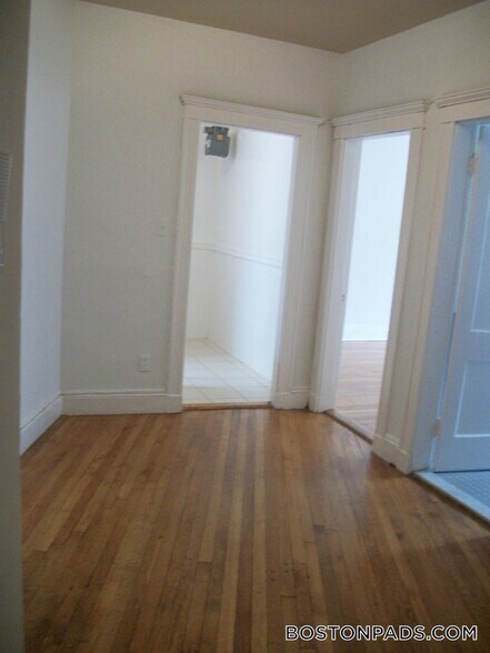 Building Photo - 137 Park Dr