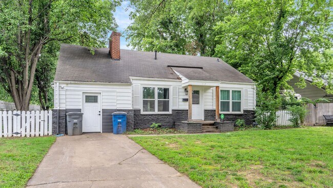 Building Photo - 217 E 33rd Pl