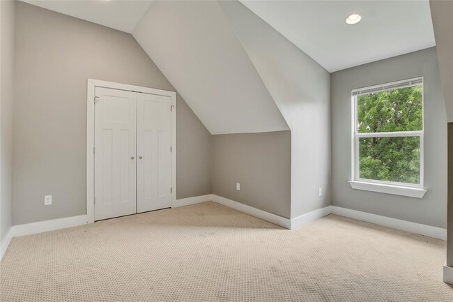 Building Photo - 5109 Lott Ave