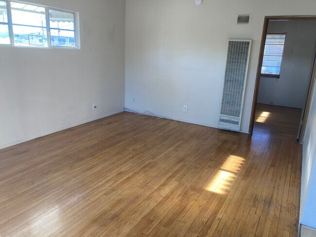 Building Photo - 1037 E Spazier Ave