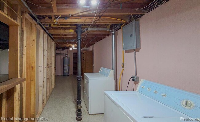 Building Photo - 34381 Rosslyn St