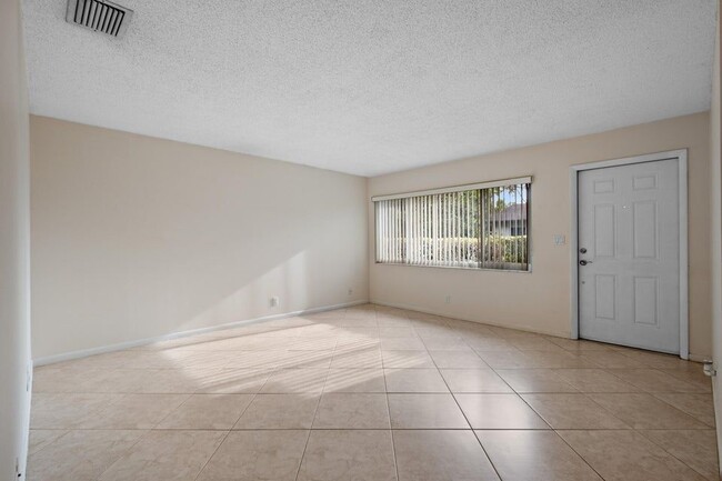 Building Photo - 1106 NE 16th Ct