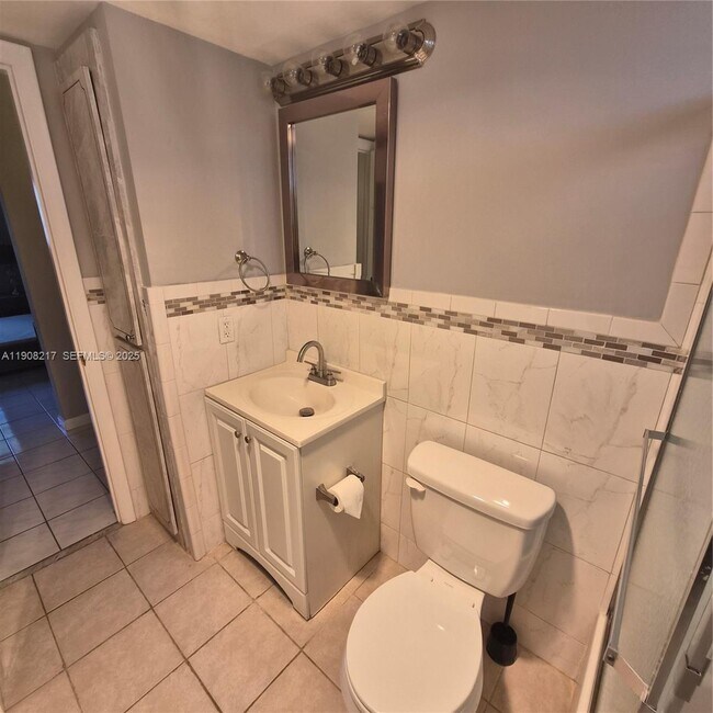 Building Photo - 2905 Point E Dr