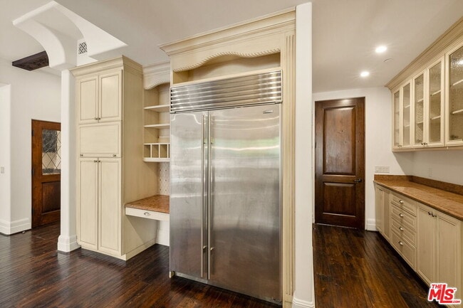 Building Photo - 823 Yale St