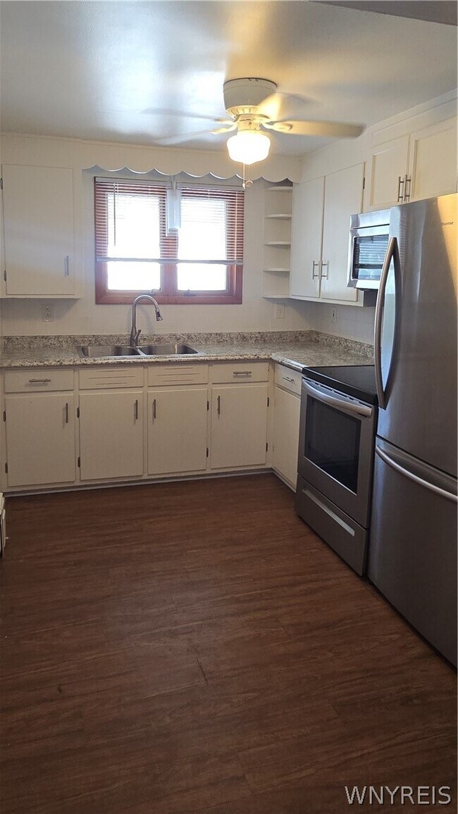 Building Photo - 525 Huxley Dr