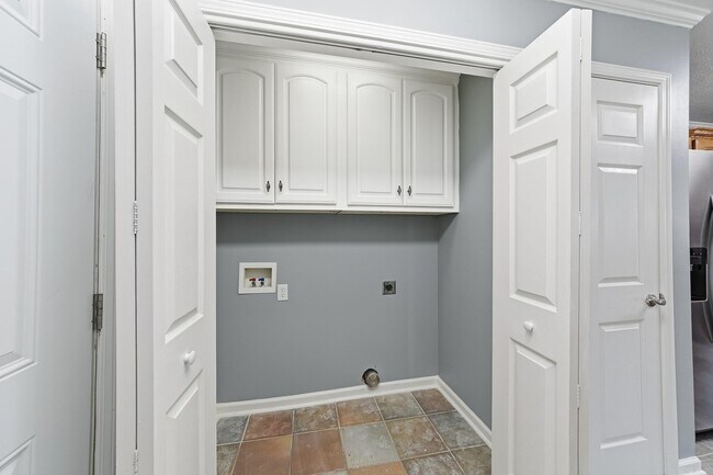 Building Photo - 20 Hillcrest Ln