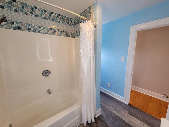 Building Photo - Beautiful Cedar Falls Home