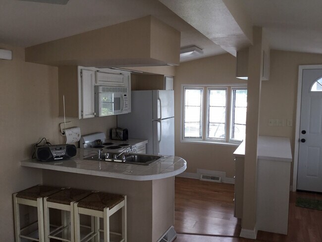 Building Photo - Lakeside Cute 1/1 in Shelter Cove- Furnished