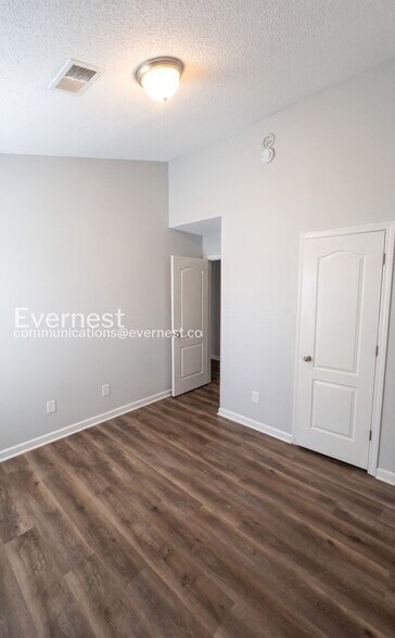 Building Photo - 8631 Thomas Ln