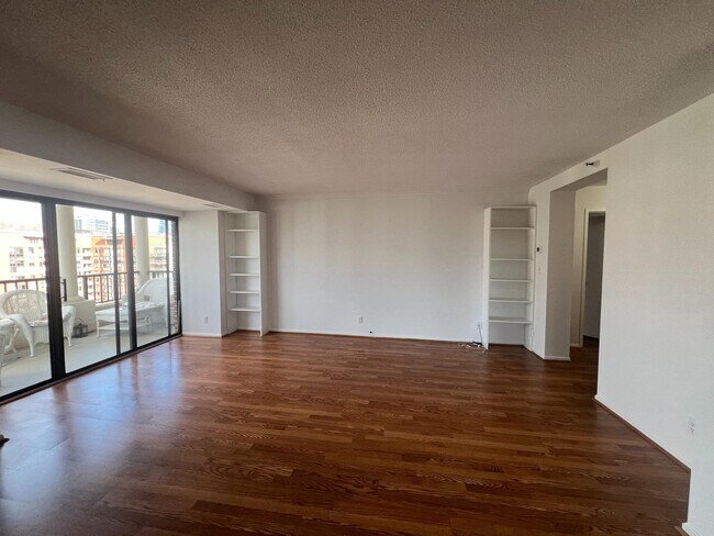 Building Photo - 1600 N Oak St