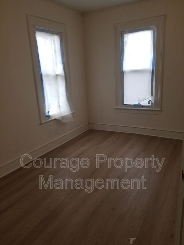 Building Photo - 514 W 1st St