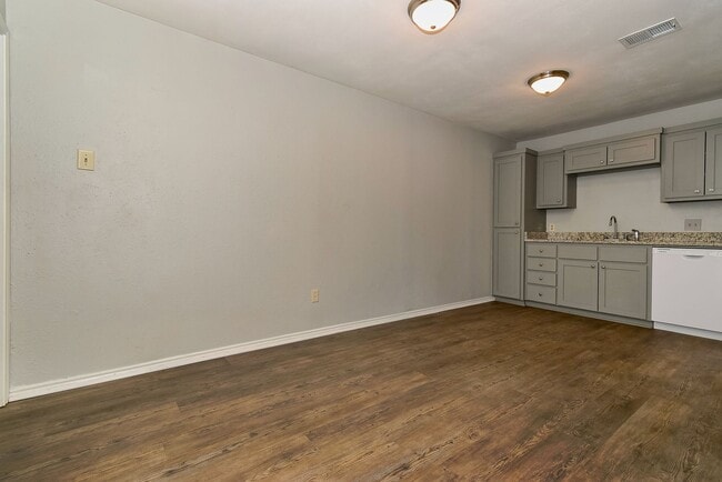 Building Photo - PEPERPORT.3913-3915