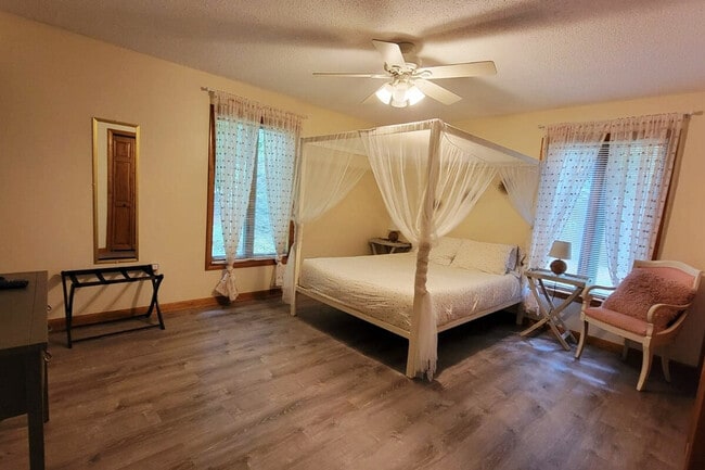 Building Photo - 140 Paquette Cir