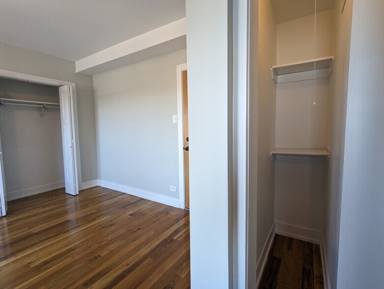 Building Photo - 560 W Arlington