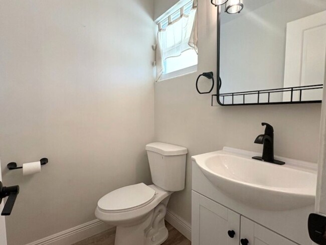 Building Photo - Stunning Beachside Townhome in Port Orange!