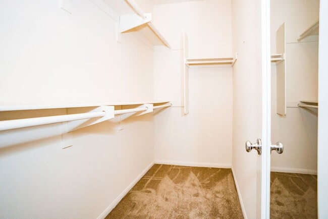 Building Photo - Beautiful townhome in Mission Valley!  Ava...