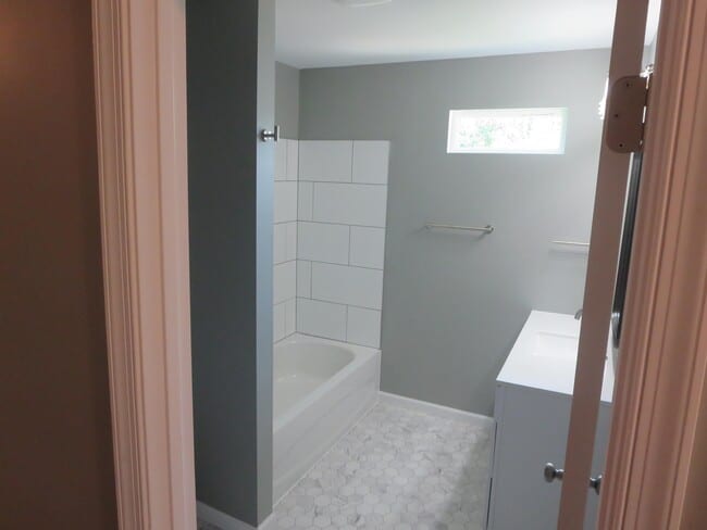 Building Photo - 324 2nd St