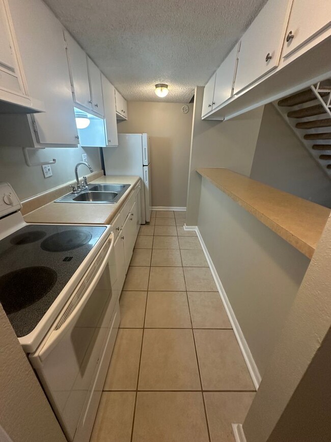 Building Photo - 1BD/1BA Townhouse located on the Germantow...