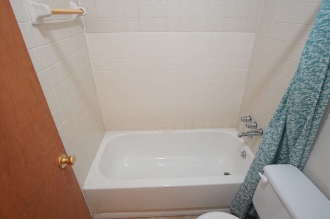 Building Photo - Spacious End-Unit Townhome with Lake Views...