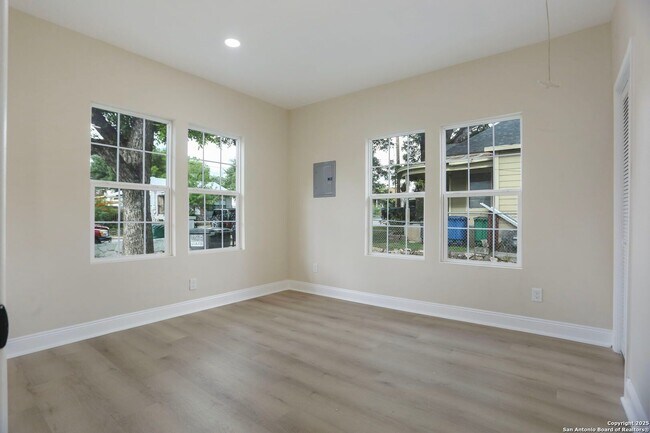 Building Photo - 207 Alvarez Pl