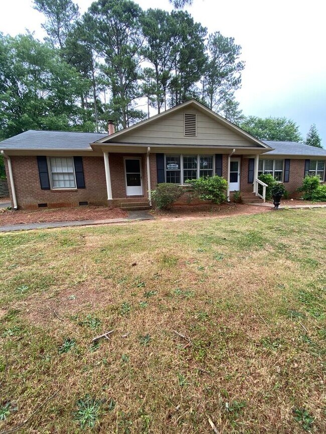 You will love this cozy 2 bedroom duplex i... 821 Thackston Dr