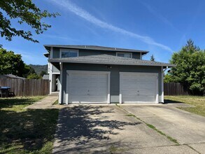 Building Photo - Charming 3 bedroom 1.5 bathroom Two story Town House with an attached garage.