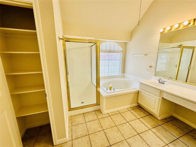 Building Photo - 6514 Clairmont Dr