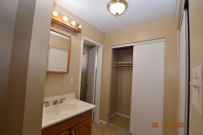 Building Photo - 617 Vincent Way