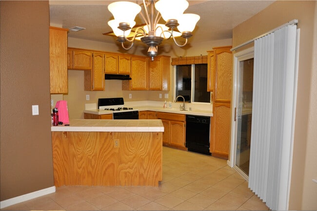 Kitchen - 131 Cobble Ridge Dr