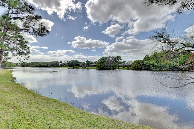 Building Photo - 8028 Plantation Lakes Dr