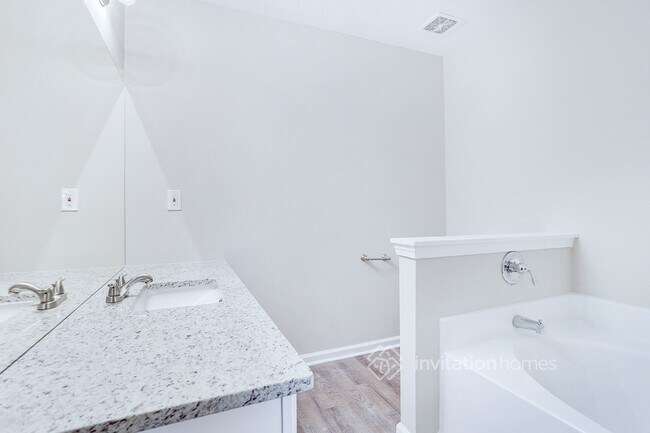 Building Photo - 140 Oak Hill Dr