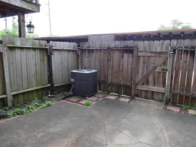Building Photo - 15521 Weldon Dr
