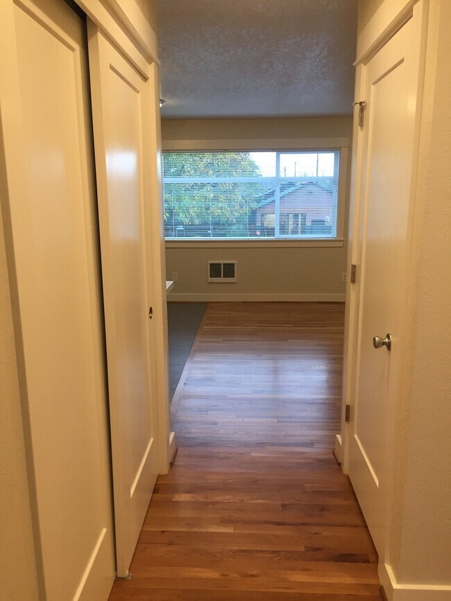 Building Photo - Modern PrivatePorch/Entry 2Br Hardwoods-Qu...