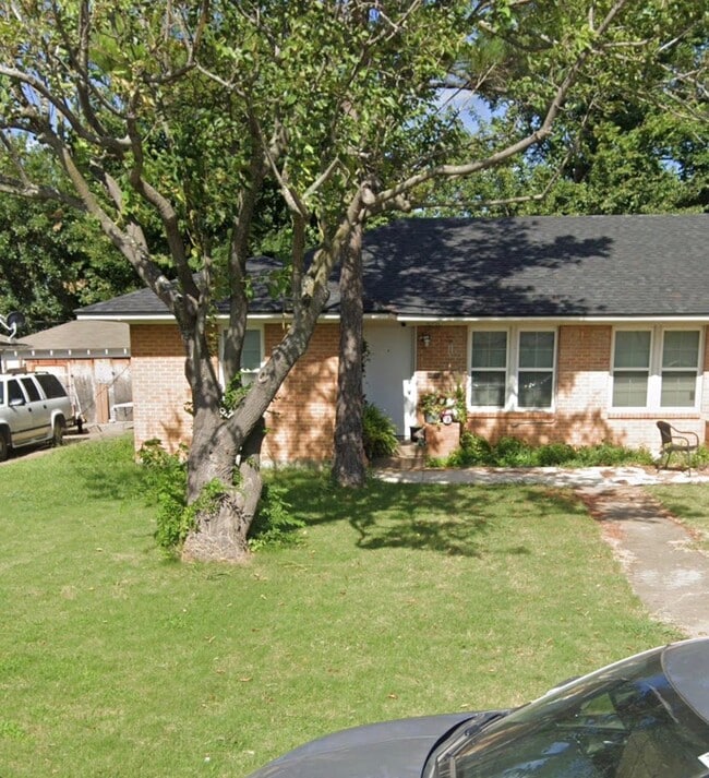 Building Photo - 2321 Meadow Ln