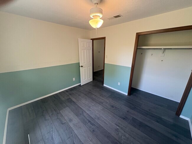 Building Photo - 7116 Ticonderoga Rd NE