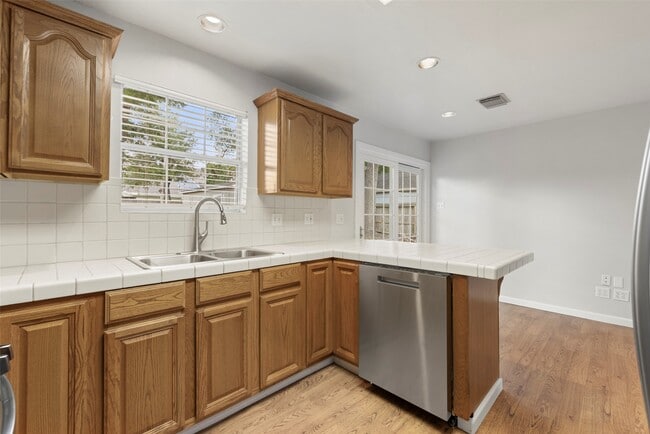 Building Photo - 1850 Libbey Dr